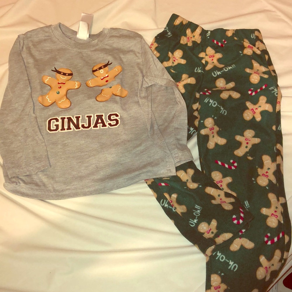 Xs (4/5) Christmas pajamas EUC